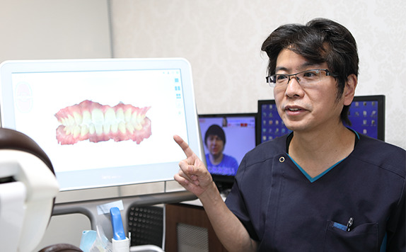 いとう歯科クリニック院長による診断・治療計画の提示風景